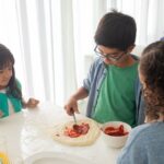 Illustration culinaire pour l’article : Cuisiner avec les enfants : transformer le repas en activité familiale simple