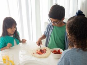 Illustration culinaire pour l’article : Cuisiner avec les enfants : transformer le repas en activité familiale simple