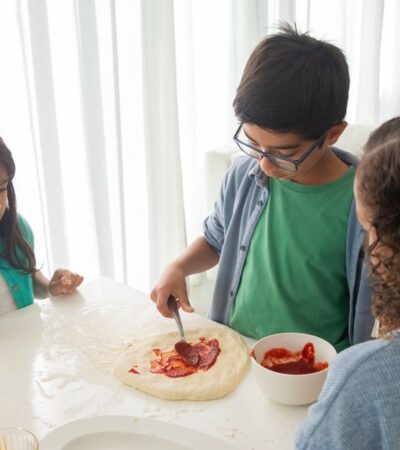 Illustration culinaire pour l’article : Cuisiner avec les enfants : transformer le repas en activité familiale simple